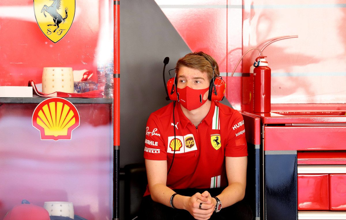 Robert Shwartzman sits with Ferrari.  Abu Dhabi December 2021