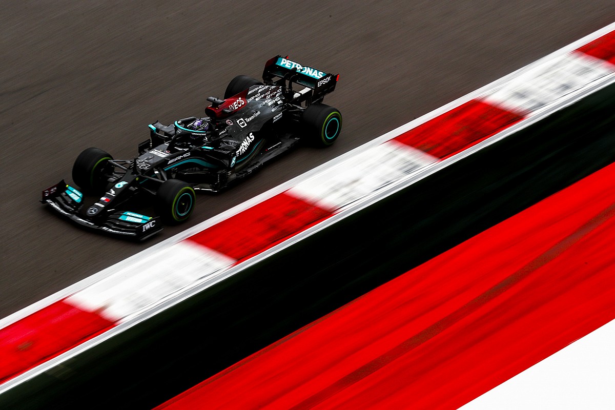 Hamilton wins wild Russian F1 GP