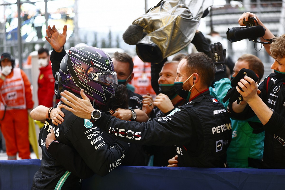 Mercedes pits "tirelessly" after Hamilton ignored the first F1 call