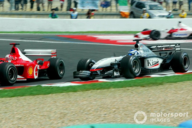Kimi Raikkonen, McLaren Mercedes MP4 / 17 runs far, Michael Schumacher, Ferrari F2002 Pass