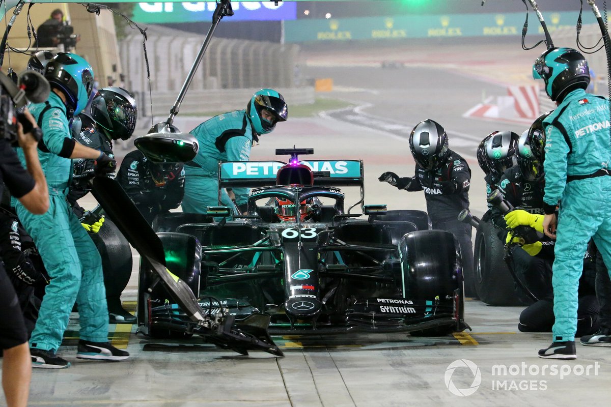 George Russell, Mercedes F1 W11, in the box