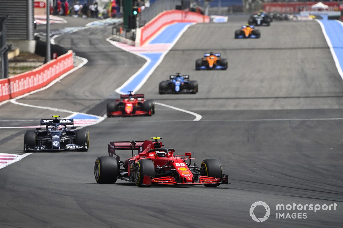 Carlos Sainz Jr., Ferrari SF21, Pierre Gasly, AlphaTauri AT02 and Charles Leclerc, Ferrari SF21