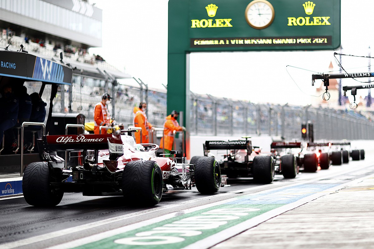 Norris takes Sochi F1 pole