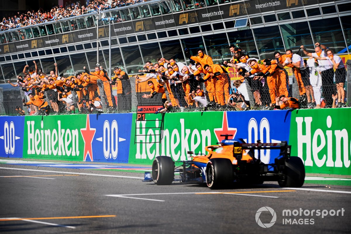 Daniel Ricciardo, McLaren MCL35M, 1st place, wins on the pit wall to the delight of his team