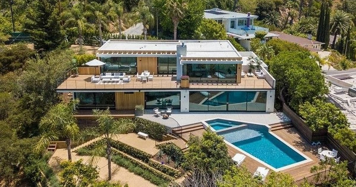 Daniel Ricciardo owns a stunning five bedroom villa with a luxury pool in Beverly Hills