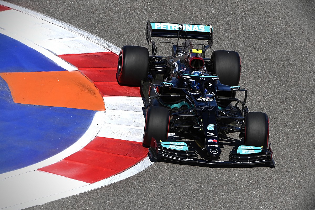 Bottas and Hamilton keep Mercedes in the lead in FP2