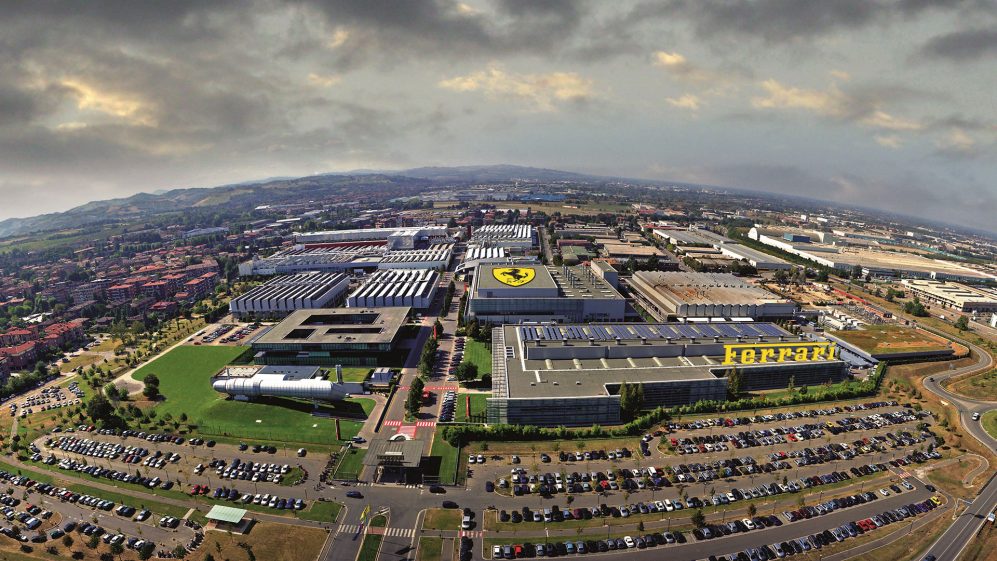 Luftbild (Foto vom Helikopter) des Areals, in dem sich das Ferrari-Werk befindet