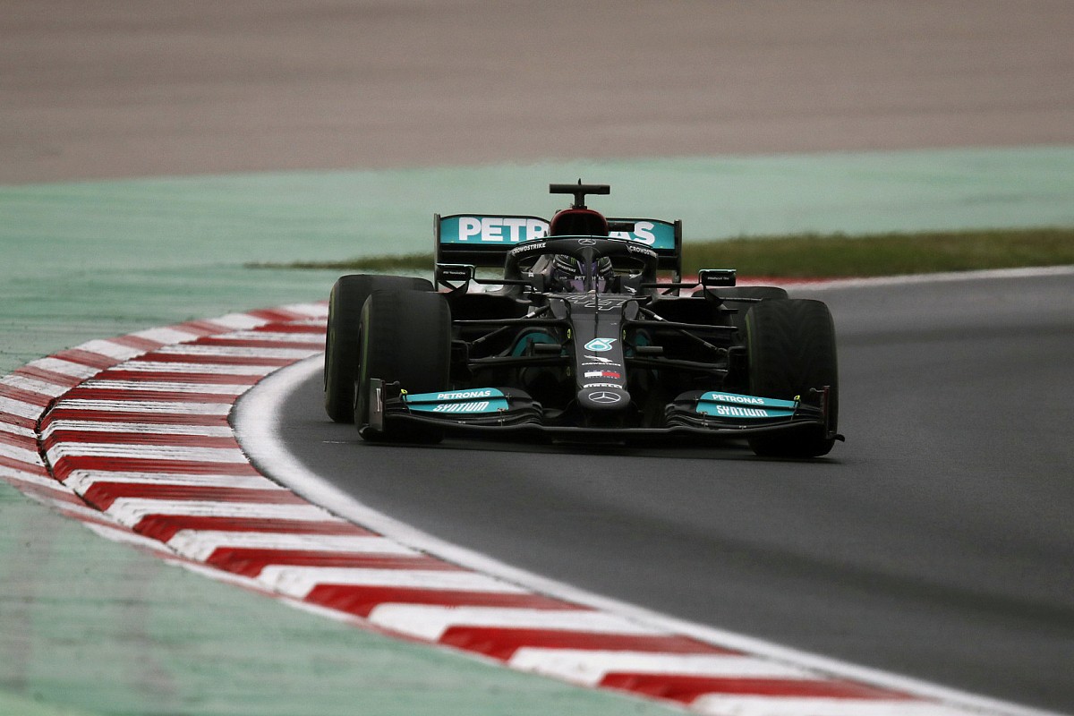 Hamilton explains why Mercedes F1 tire calls made him “frustrated”