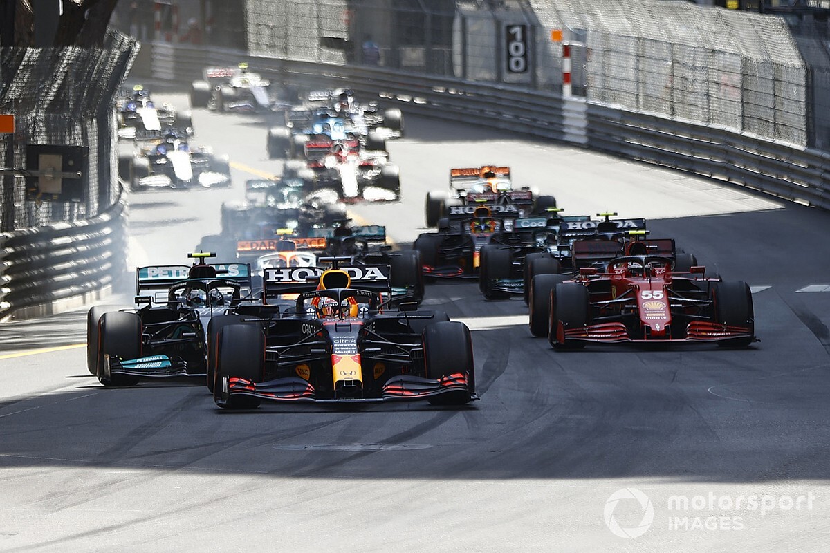 Mercedes F1 mistakes show Red Bull needs to keep up the pressure
