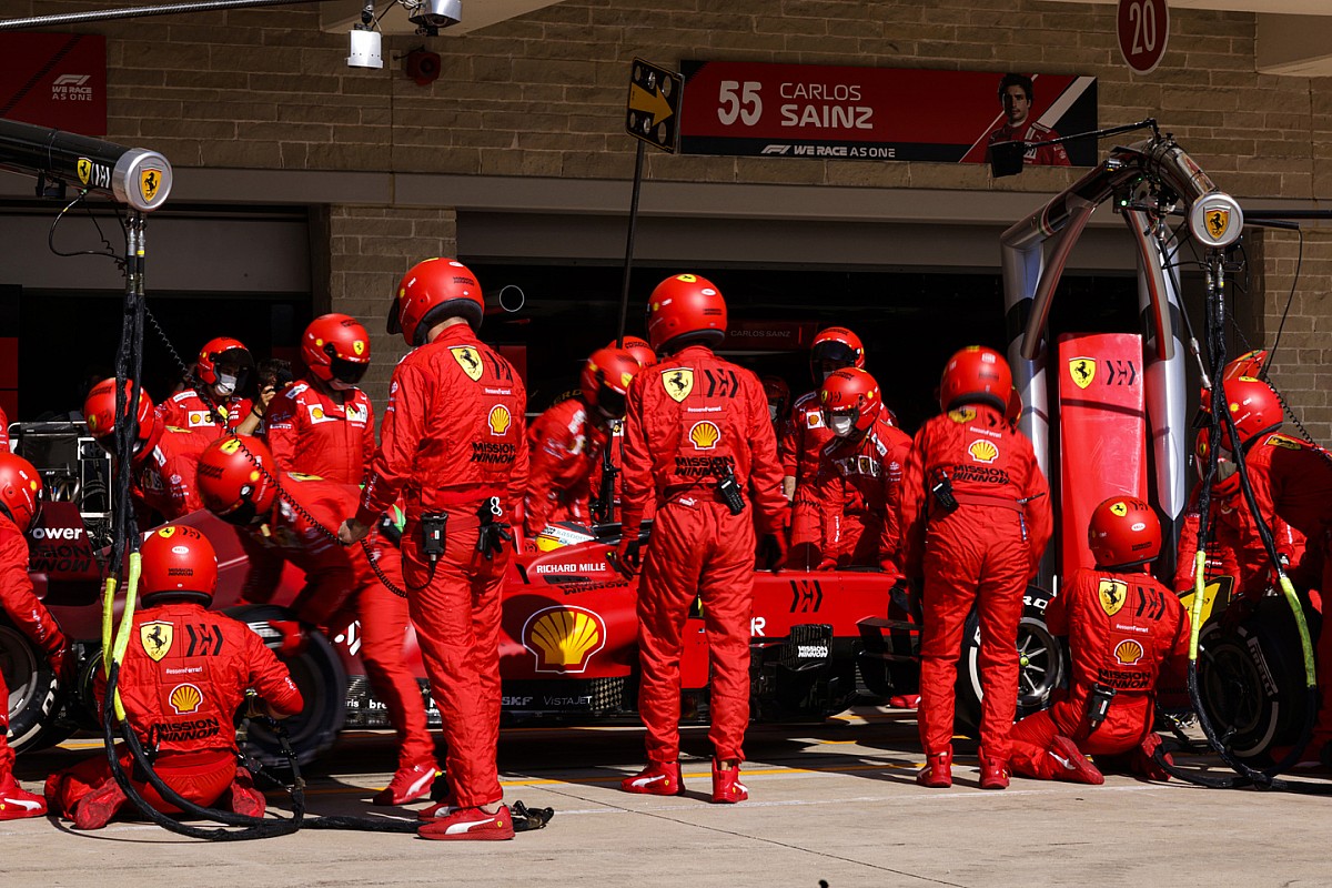 Carlos Sainz calls on Ferrari to analyze the recent F1 pit mistakes
