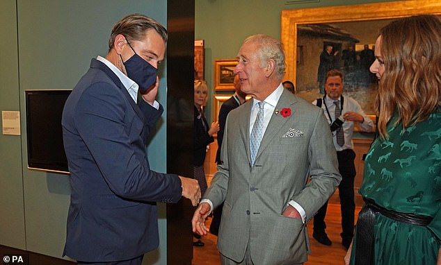 Der Thronfolger, der nördlich der Grenze als Herzog von Rothesay bekannt ist, freute sich, sich in der Kelvingrove Art Gallery and Museum unter Hollywood und Modekönige zu mischen