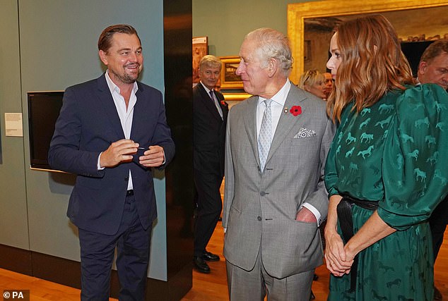 Der Prince of Wales (Mitte) spricht mit den Designern Stella McCartney (rechts) und Leonardo DiCaprio (links), während er während des Cop26-Gipfels auf dem Scottish Event Campus eine Modeinstallation des Designers in der Kelvingrove Art Gallery and Museum betrachtet (SEC) in Glasgow.