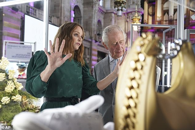 Designerin Stella McCartney zeigt Charles heute ihre Installation auf der COP26