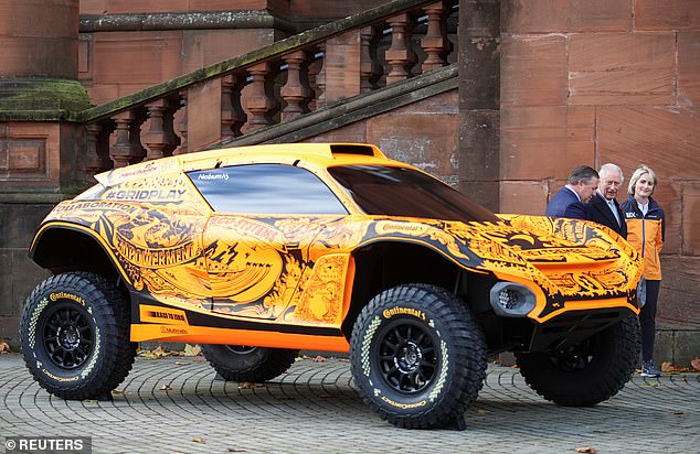 Vroom!  Die neue Lackierung des kanariengelben Autos wurde von Hand gezeichnet und zeigt die Namen der Erstunterzeichner von McLarens Extreme E-Versprechensseite „Count Us In“