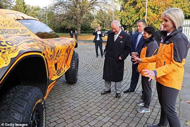 McLarens erste weibliche Fahrerin Emma Gilmour, rechts, sprach Prinz Charles durch die Lackierung des Autos