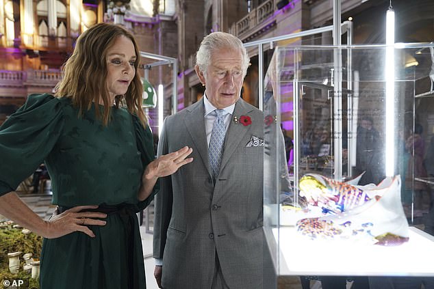 Charles, rechts, spricht mit der Designerin Stella McCartney, während er sich eine Modeinstallation des Designers in der Kelvingrove Art Gallery and Museum ansieht
