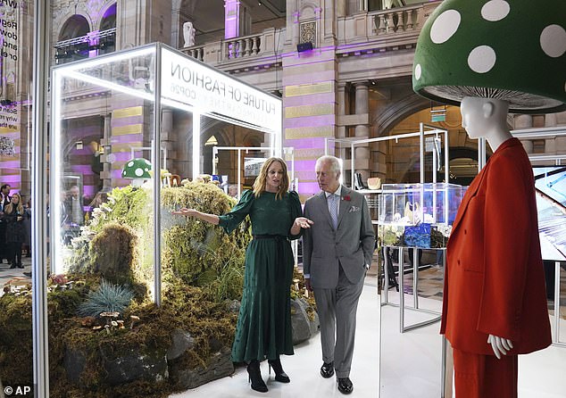 Charles, rechts, spricht mit der Designerin Stella McCartney, während er während des Cop26-Gipfels auf dem Scottish Event Campus in der Kelvingrove Art Gallery and Museum eine Modeinstallation des Designers betrachtet