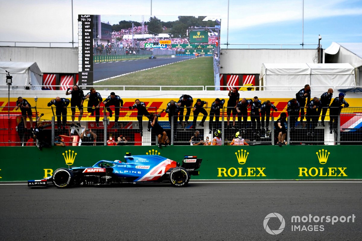 Esteban Ocon, Alpine A521, 1st place, wins on the pit wall to the delight of his team