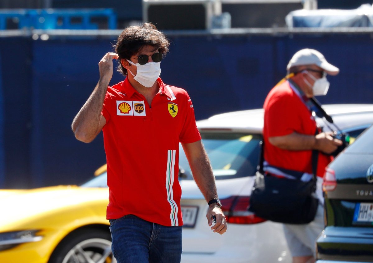 Carlos Sainz reveals the signing of his Ferrari F1 contract in the most unusual way