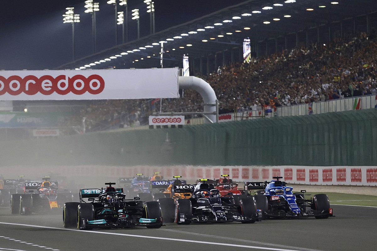 Lewis Hamilton wins the Qatar GP