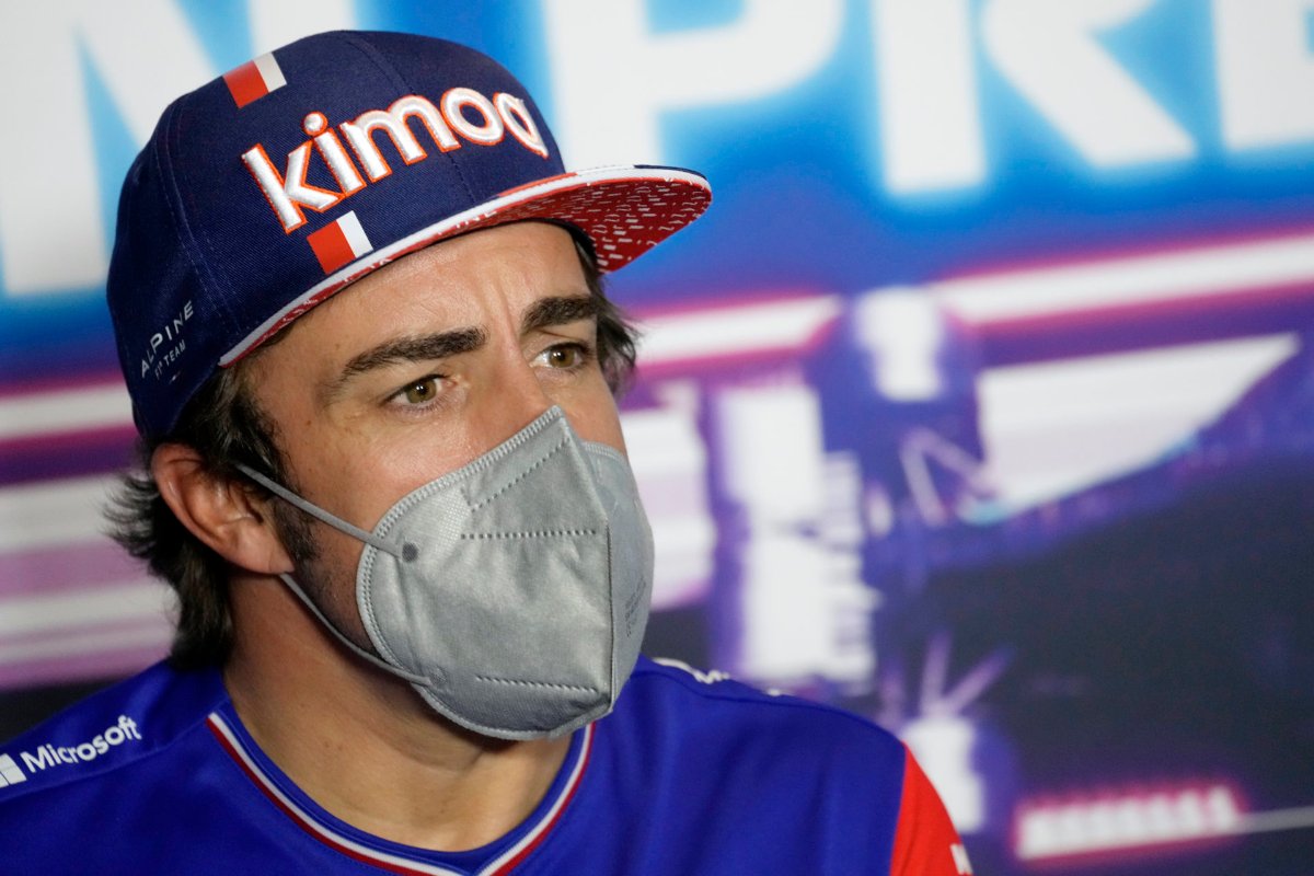 "More chaotic, without a bit of communication" - Alonso points out the main differences between Ferrari, McLaren and Renault F1