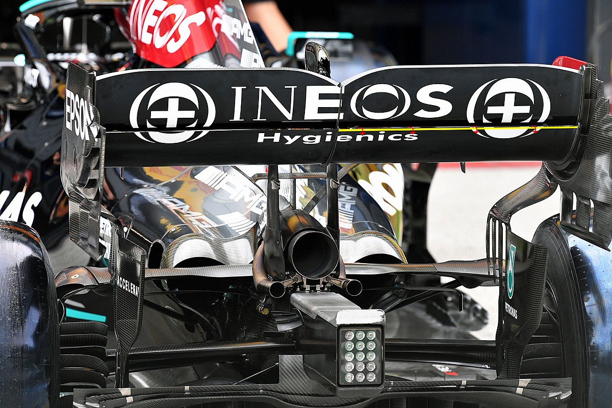 The Mercedes F1 rear wing leaves Red Bulls suspicious