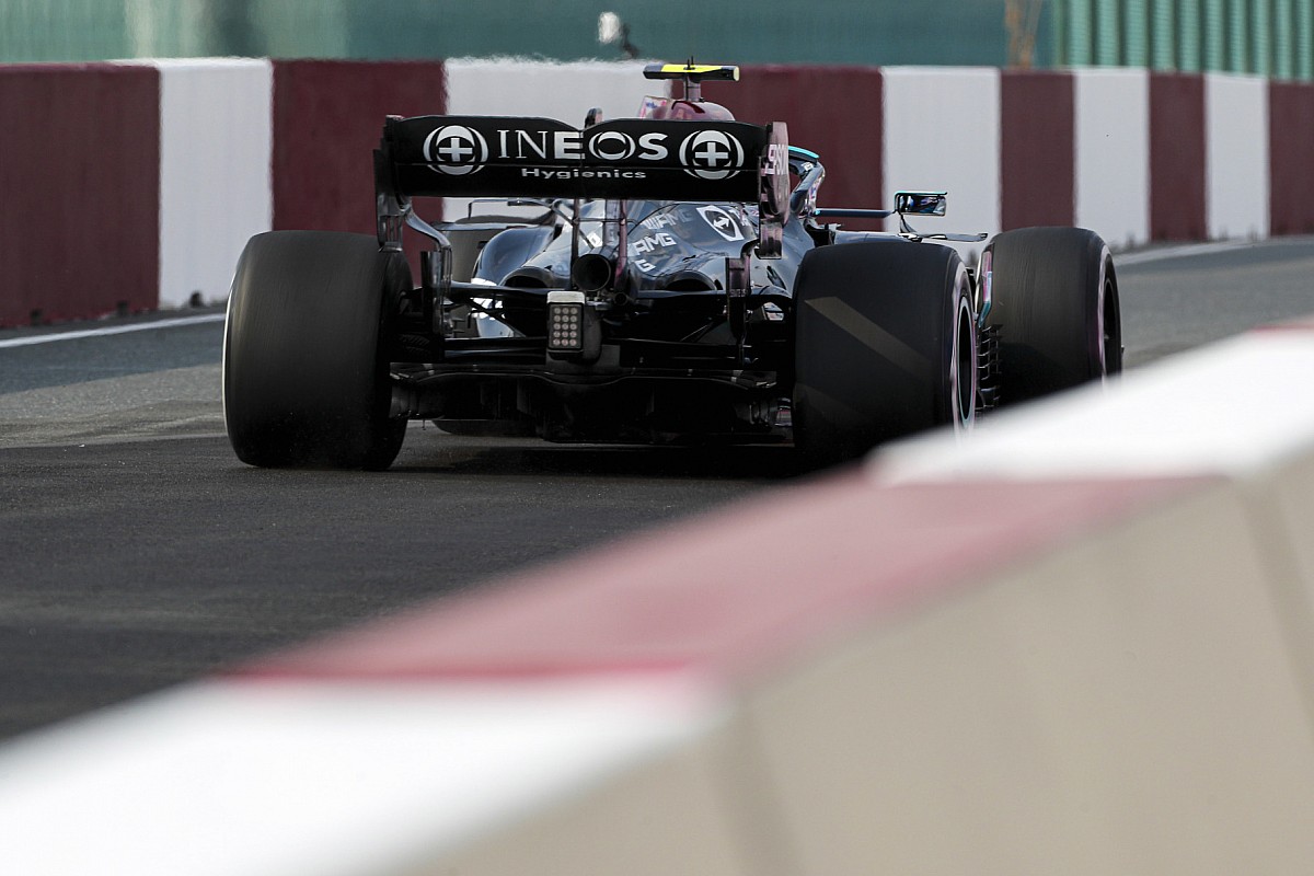 Mercedes denies F1 rear wing has points
