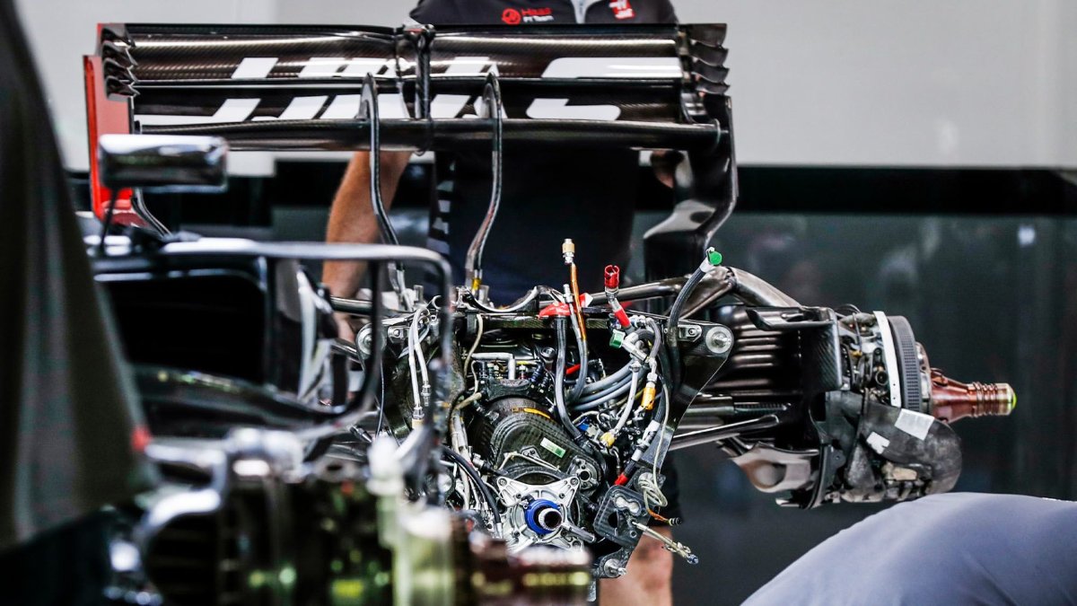 Formula 1 transmissions: are they double clutches?  How much do they cost and why do they result in grid penalties?
