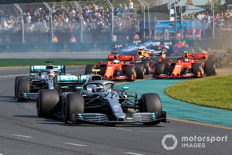 Valtteri Bottas, Mercedes AMG W10, führt Lewis Hamilton, Mercedes AMG F1 W10, Sebastian Vettel, Ferrari SF90, Charles Leclerc, Ferrari SF90, Max Verstappen, Red Bull Racing RB15 und den Rest des Feldes an den Start