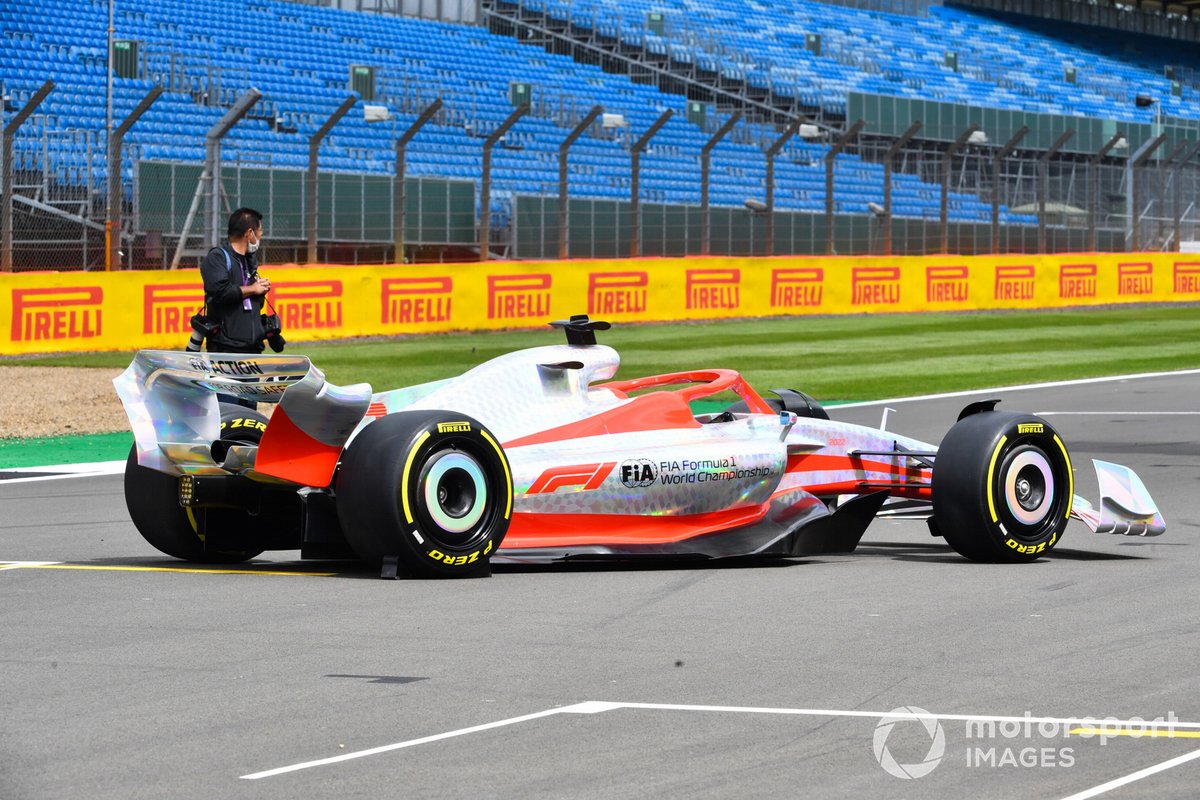 Das Startevent des Formel-1-Autos 2022 auf dem Silverstone-Starterfeld.  Dreivierteldetail hinten