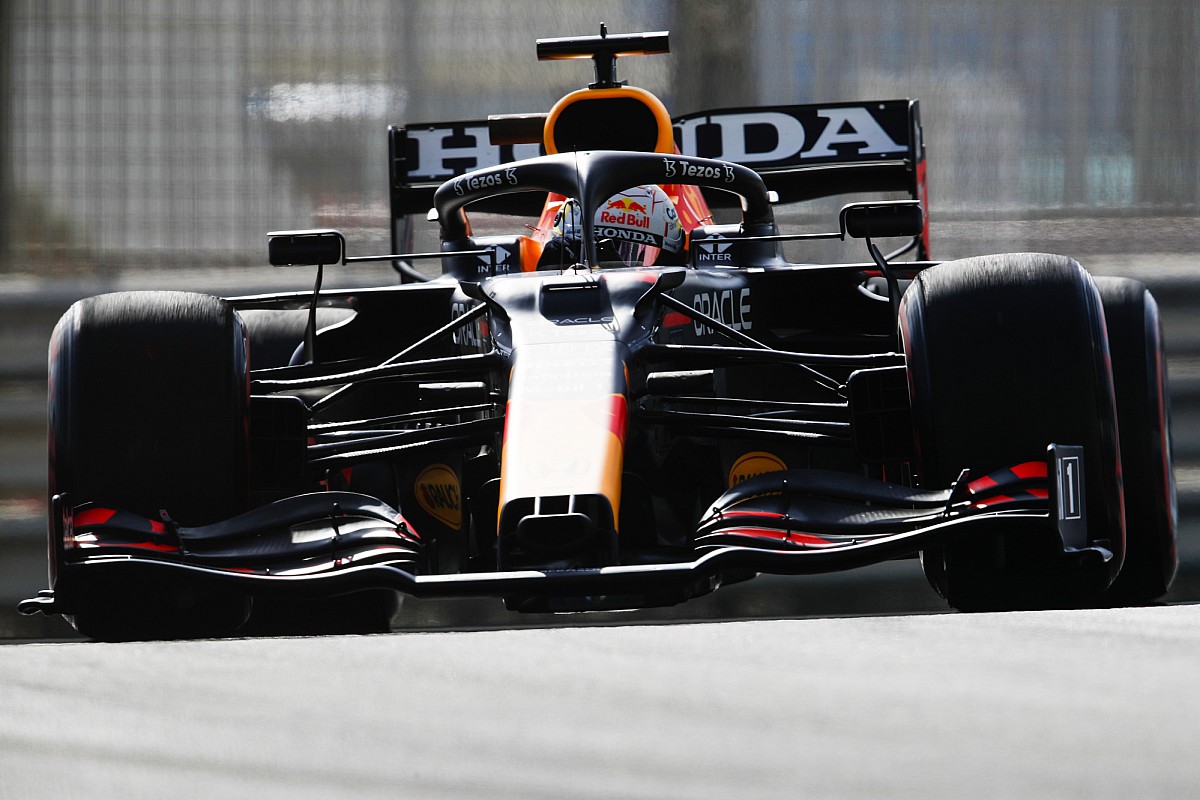 Verstappen overtakes Mercedes-Duo in FP1