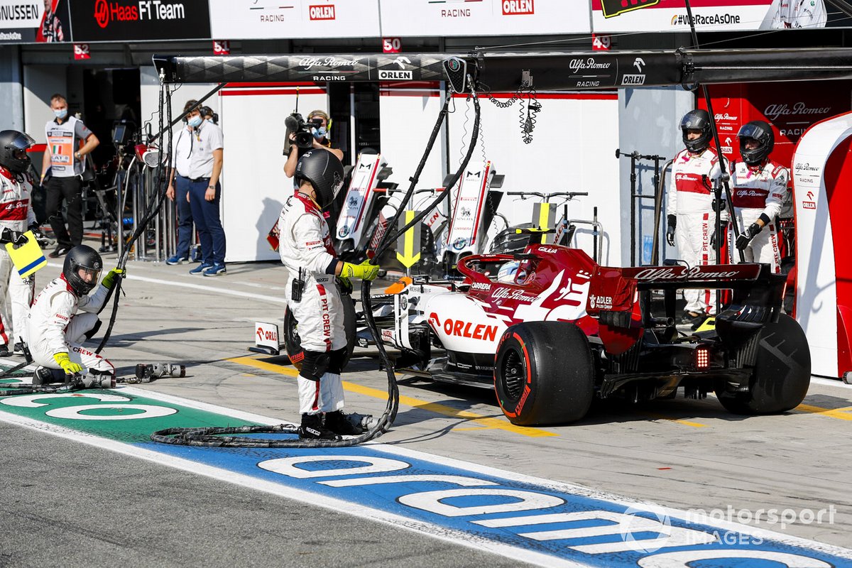 Antonio Giovinazzi, Alfa Romeo Racing C39 stops for his penalty 