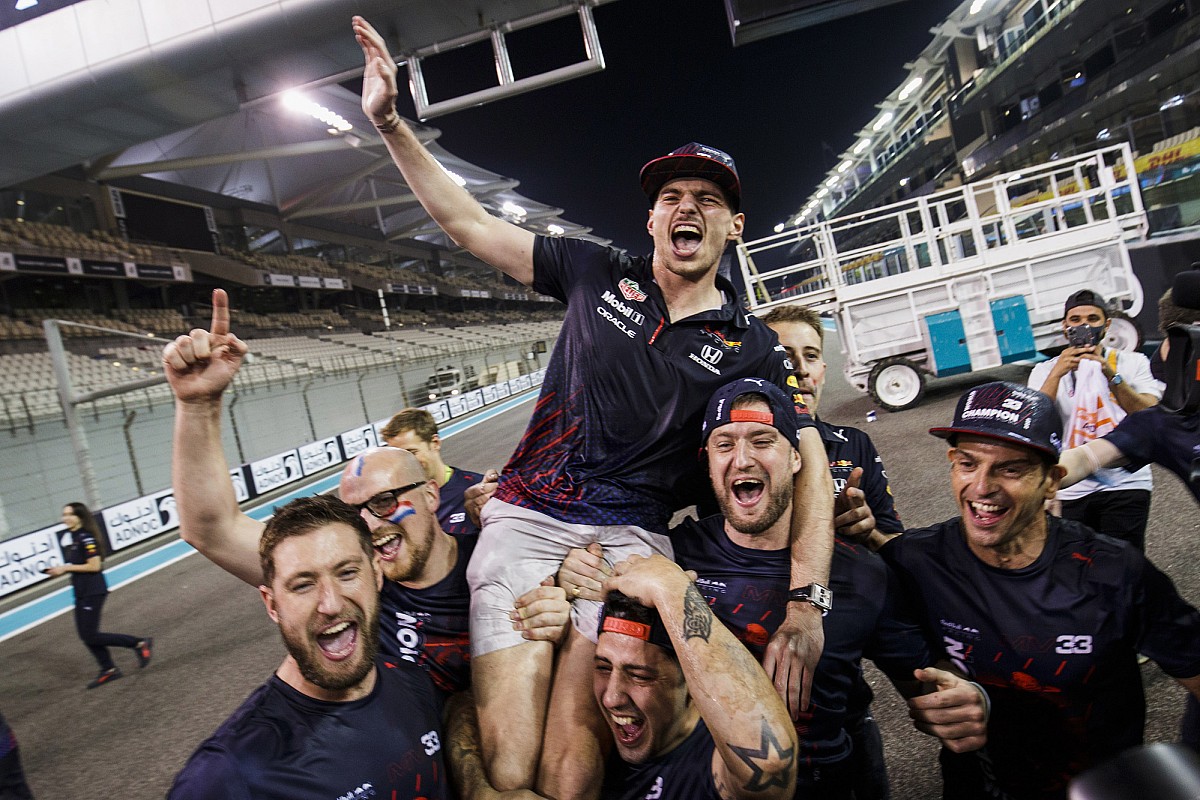Verstappen tops the F1 team boss poll for the first time