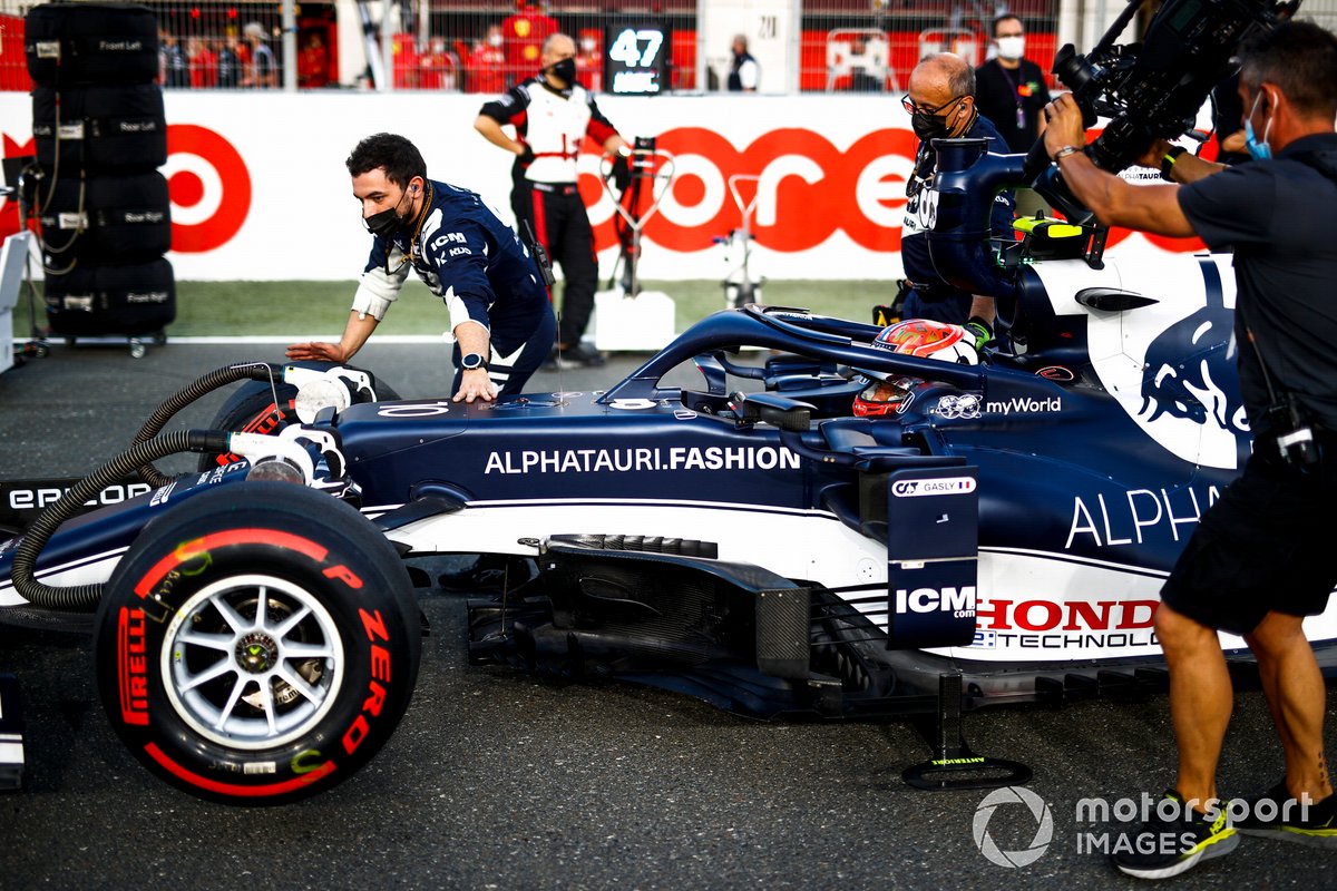 Pierre Gasly, AlphaTauri AT02, arrives on the grid