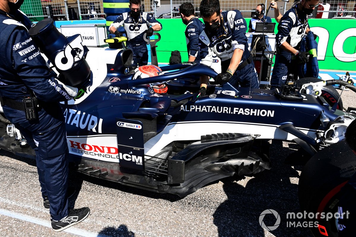 Pierre Gasly, AlphaTauri AT02, on the grid