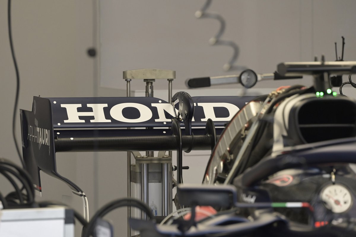 AlphaTauri AT02 rear wing detail
