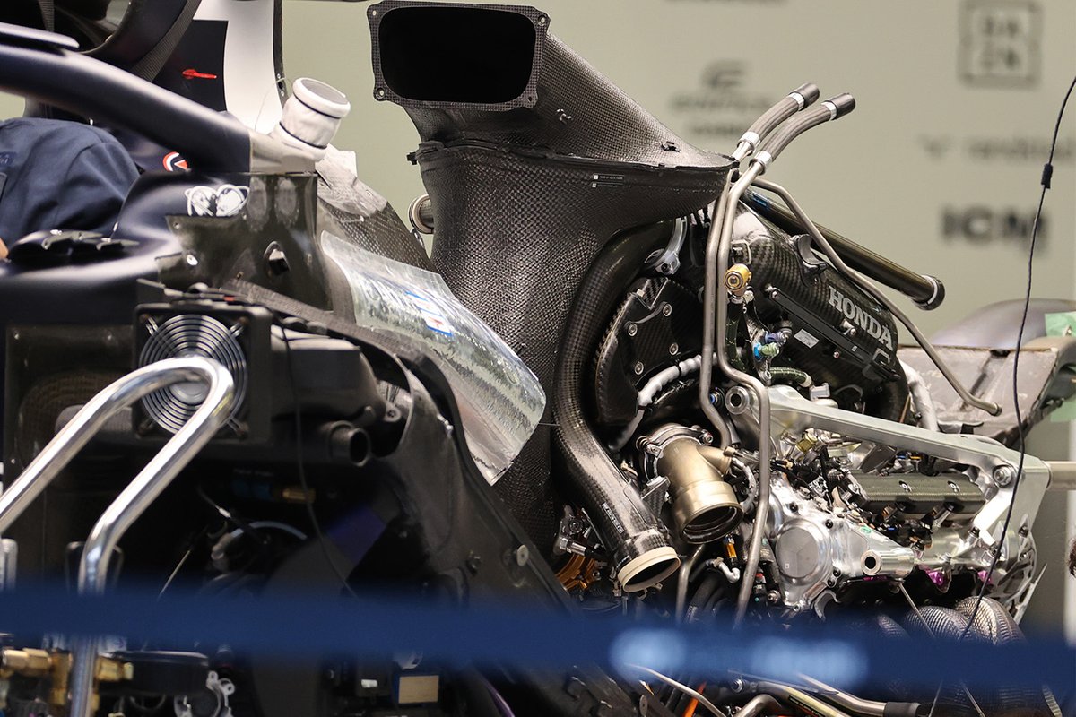 AlphaTauri AT02 engine detail