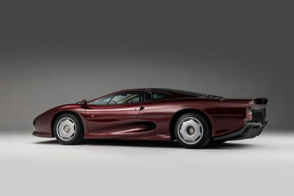 The Ugly Duckling: 1993 Jaguar XJ220, £ 460,000