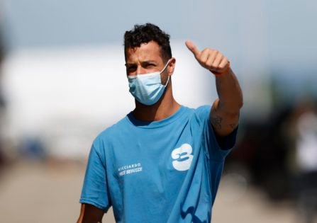 F1 fans around the world react as Hollywood actress Kristen Bell wears a Daniel Ricciardo shirt