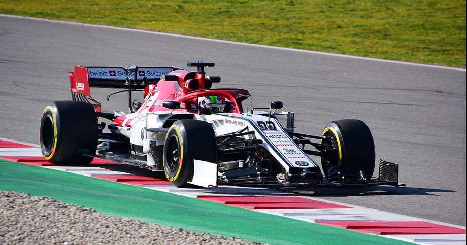 Motorsport-Mercedes agrees to bring F1 engine experts to Red Bull in May