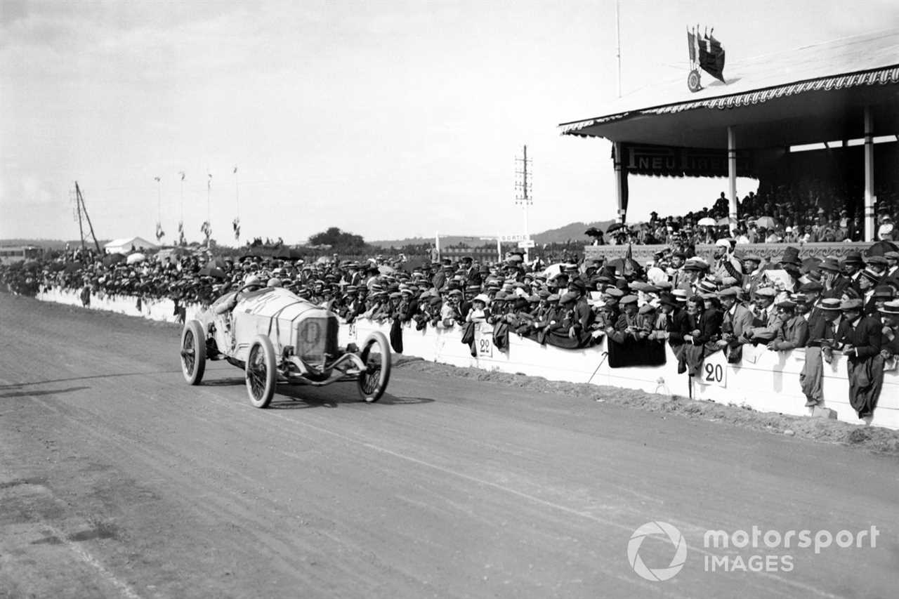 Christian Lautenschlager on his way to win the 1914 French GP