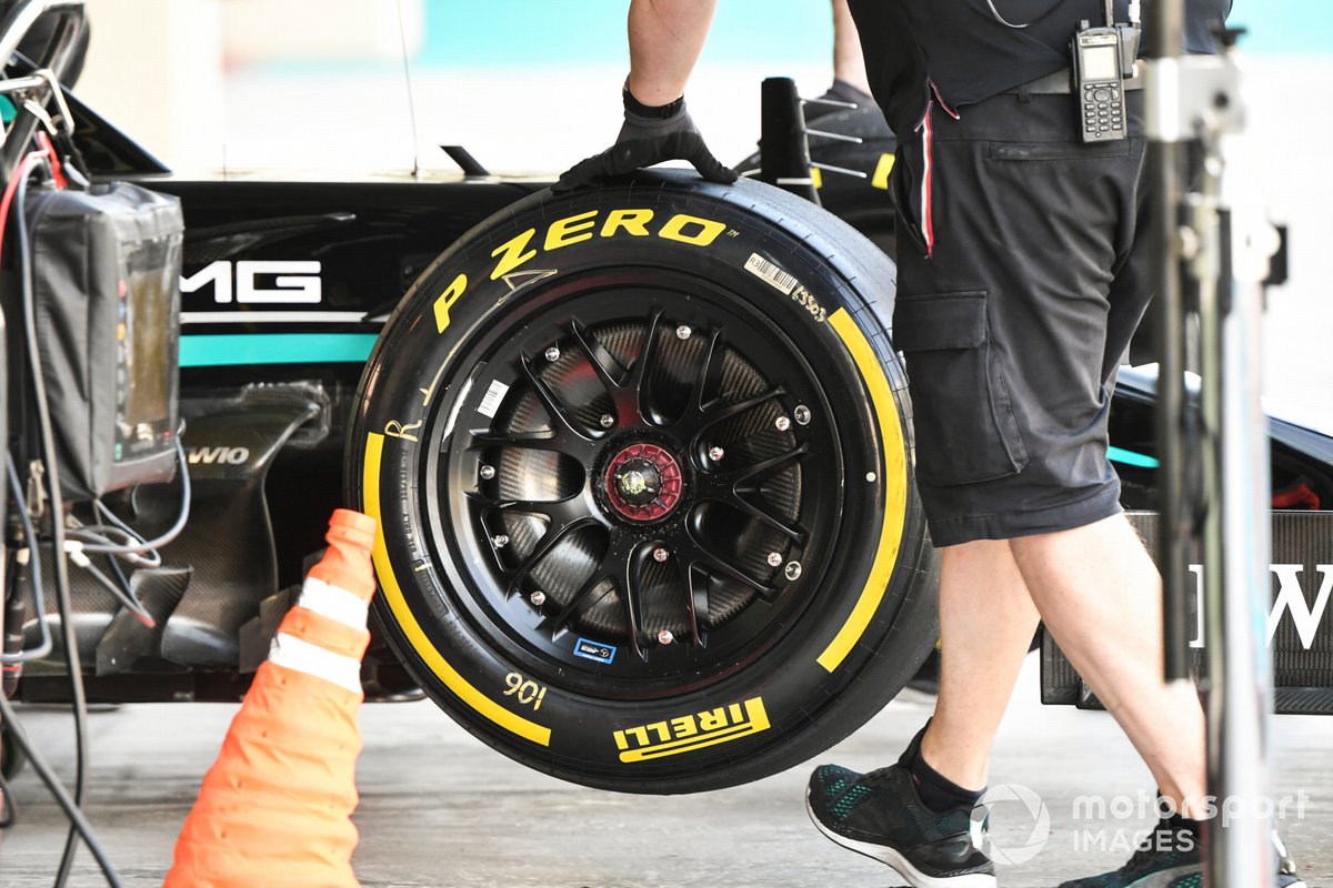 Pirelli tires on the George Russell car, Mercedes W10 Mule 