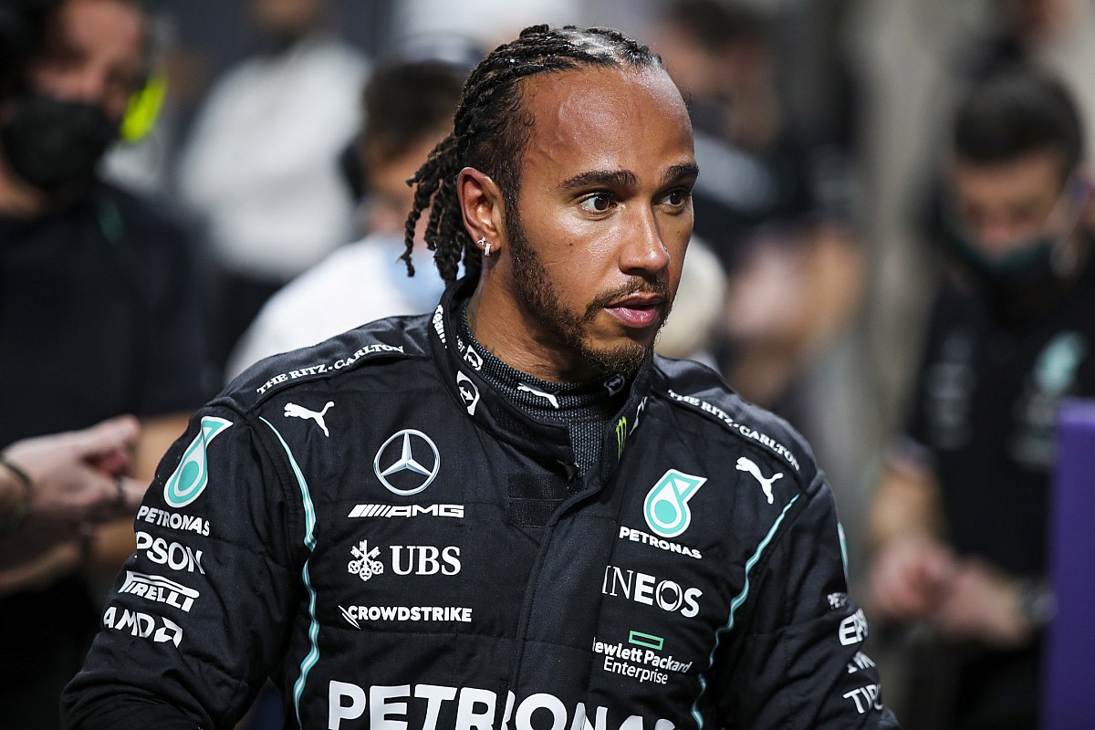 Hamilton wants to race on in F1 in 2022, recons button