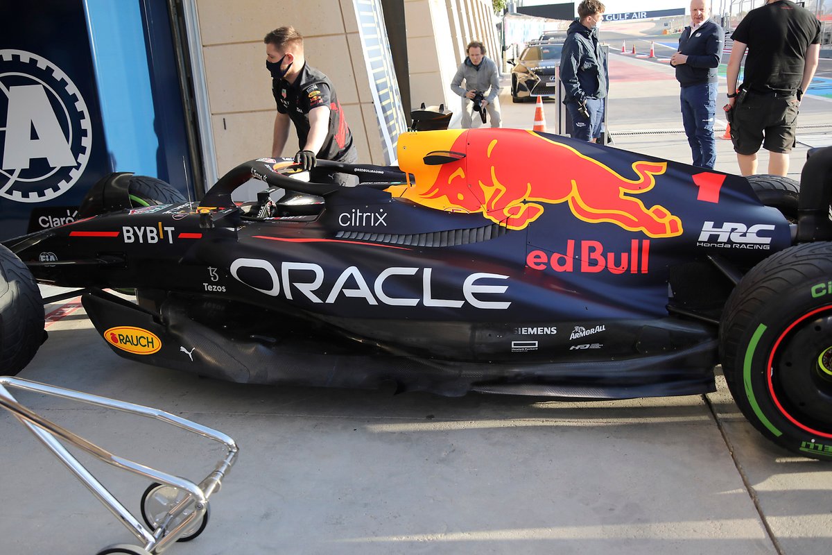 Red Bull Racing RB18 side