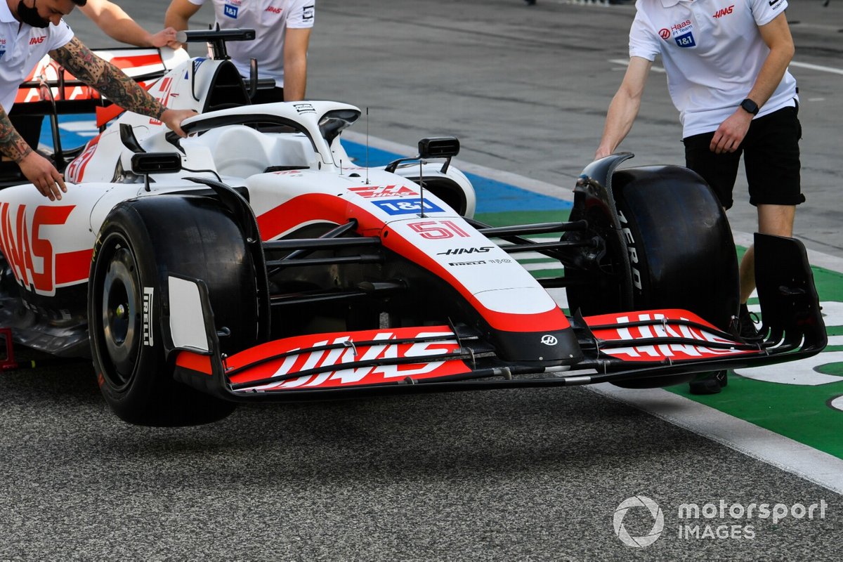 Mechanics in the pit lane with the car of Pietro Fittipaldi, Haas VF-22 