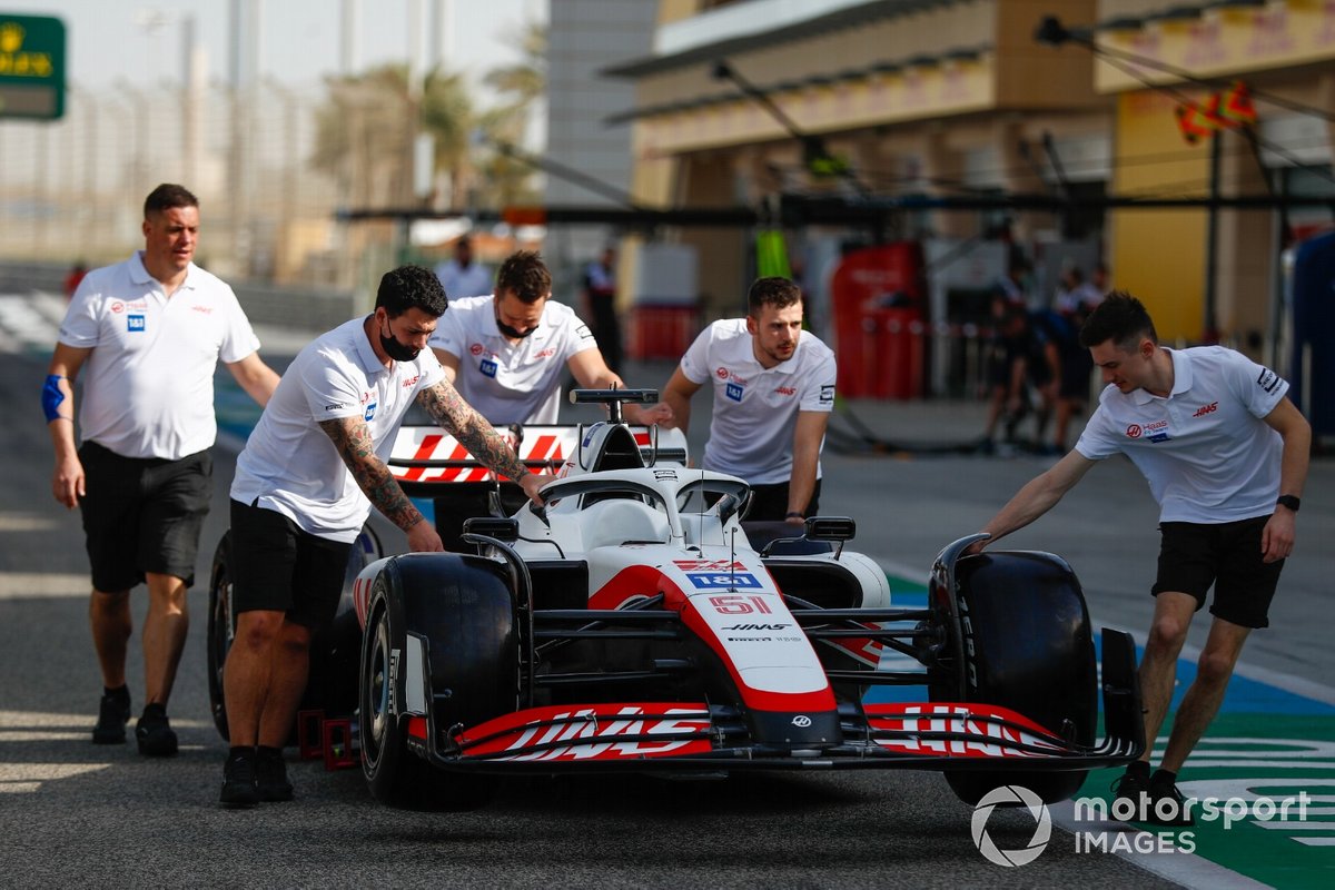 Mechanics in the pit lane with the car of Pietro Fittipaldi, Haas VF-22 