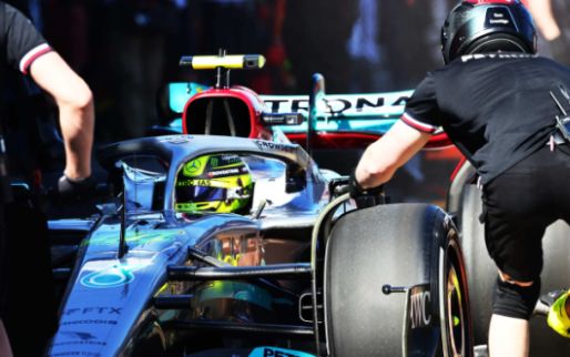 F1 Social Stint |  Hamilton back in the simulator