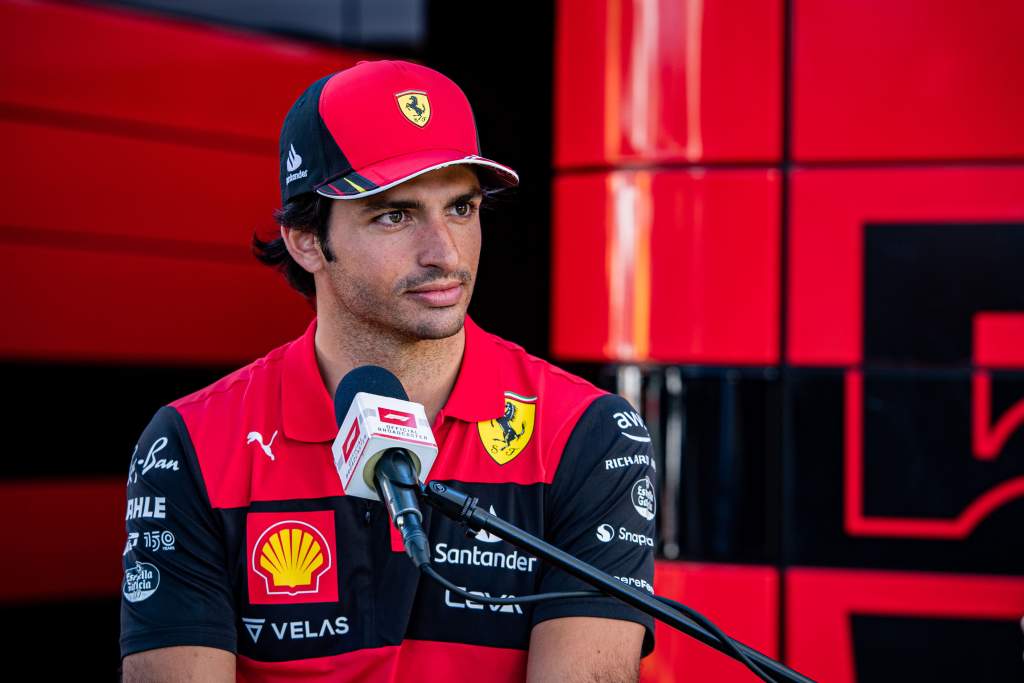 Amused Sainz mocks rumors about Ferrari F1 contract rift