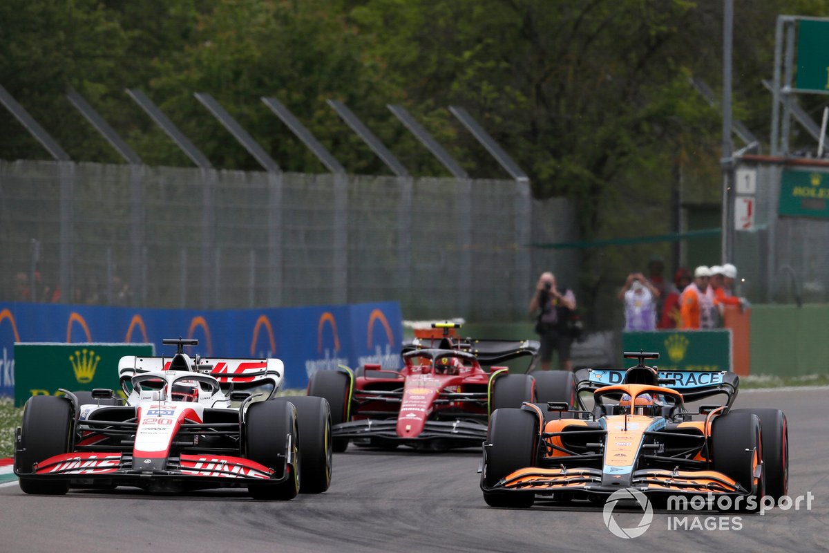 Daniel Ricciardo, McLaren MCL36, Kevin Magnussen, Haas VF-22, Carlos Sainz Jr, Ferrari F1-75