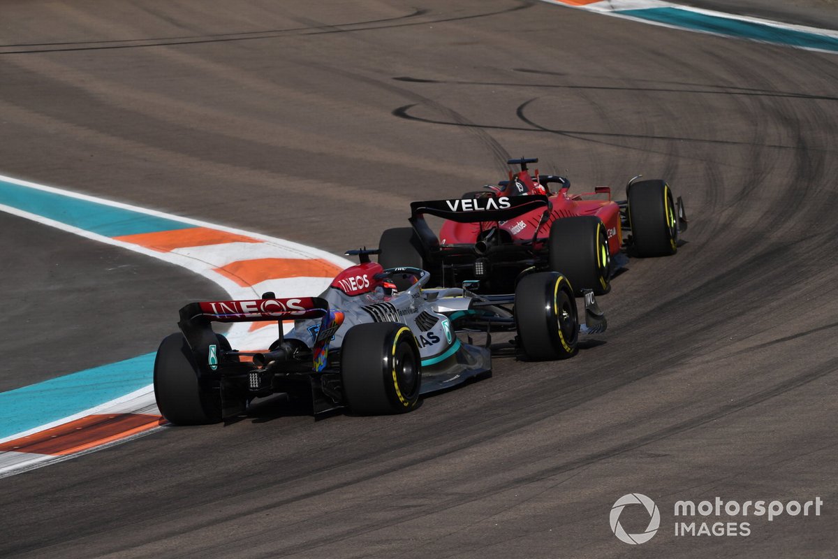 Charles Leclerc, Ferrari F1-75 George Russell, Mercedes W13 